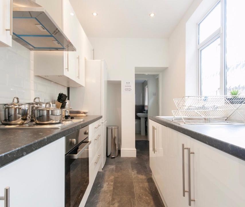 Centralized Private 4 Bedroom House At Hanley With Free Parking Etruria ภายนอก รูปภาพ